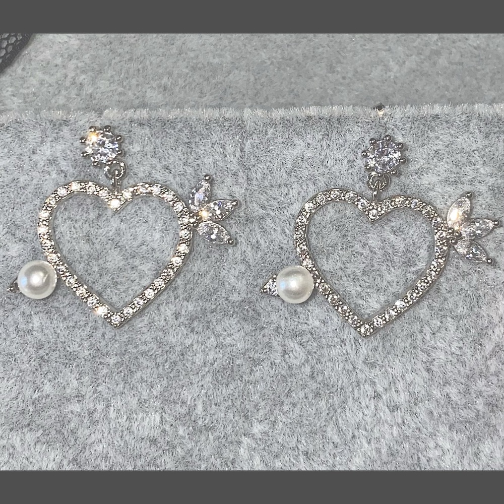 New handmade silvertone heart earrings w/pearl